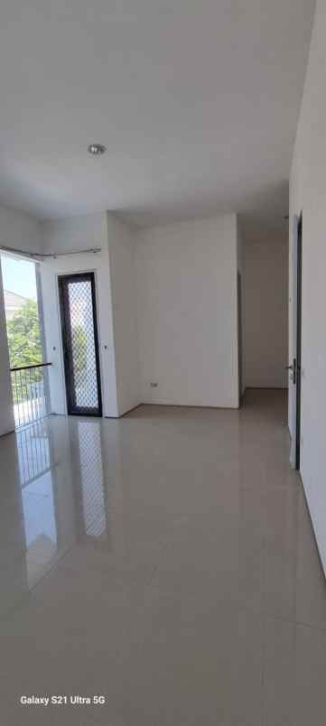dijual rumah di pakuwon city surabaya timur