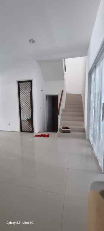 dijual rumah di pakuwon city surabaya timur
