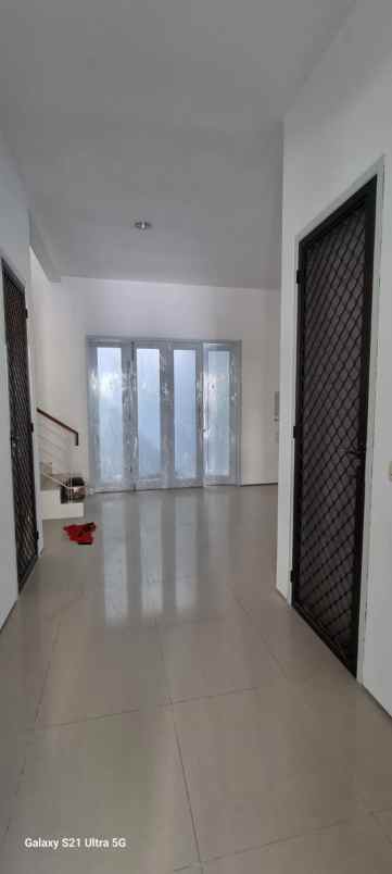 dijual rumah di pakuwon city surabaya timur