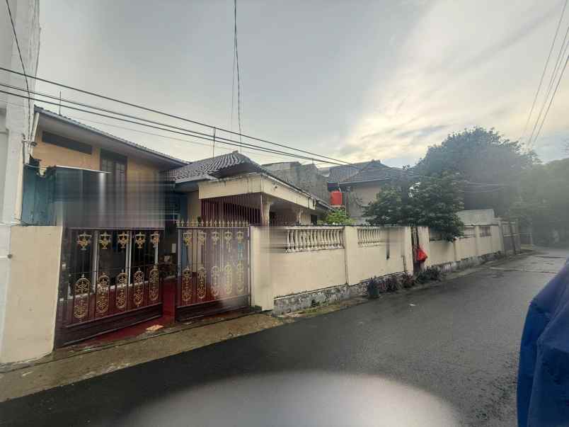dijual rumah dijalan utama komplek lama di kayu putih