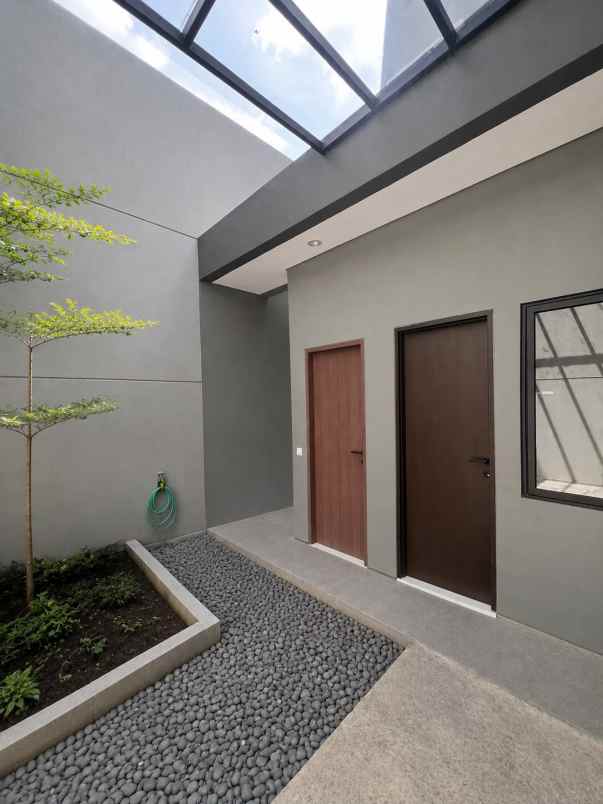 dijual rumah district 9