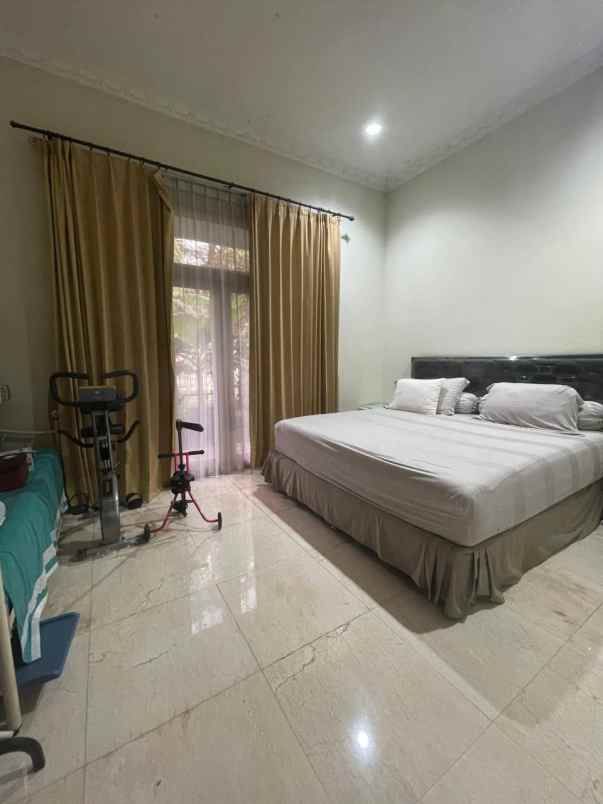 dijual rumah graha family
