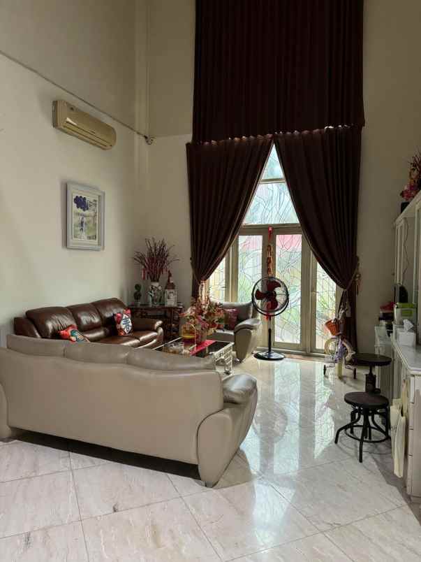dijual rumah graha family