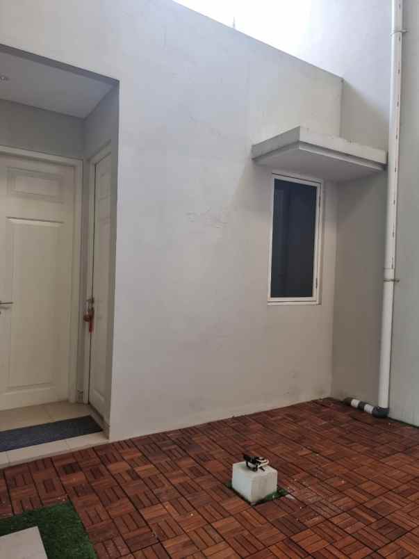 dijual rumah grand pakuwon