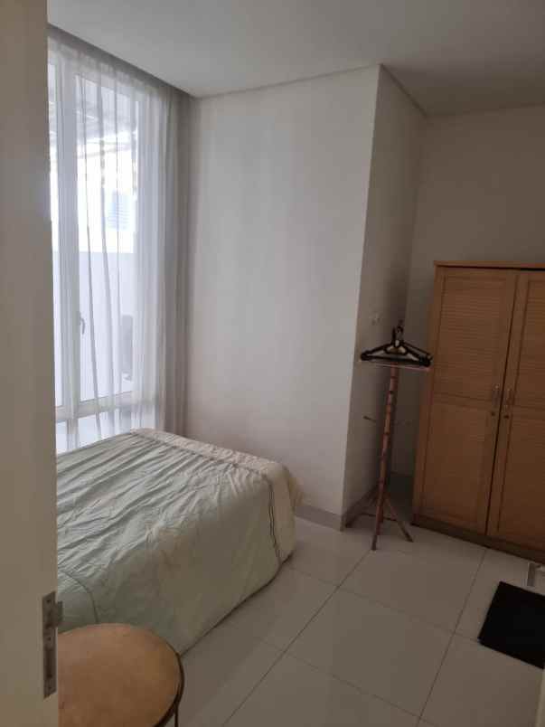 dijual rumah grand pakuwon