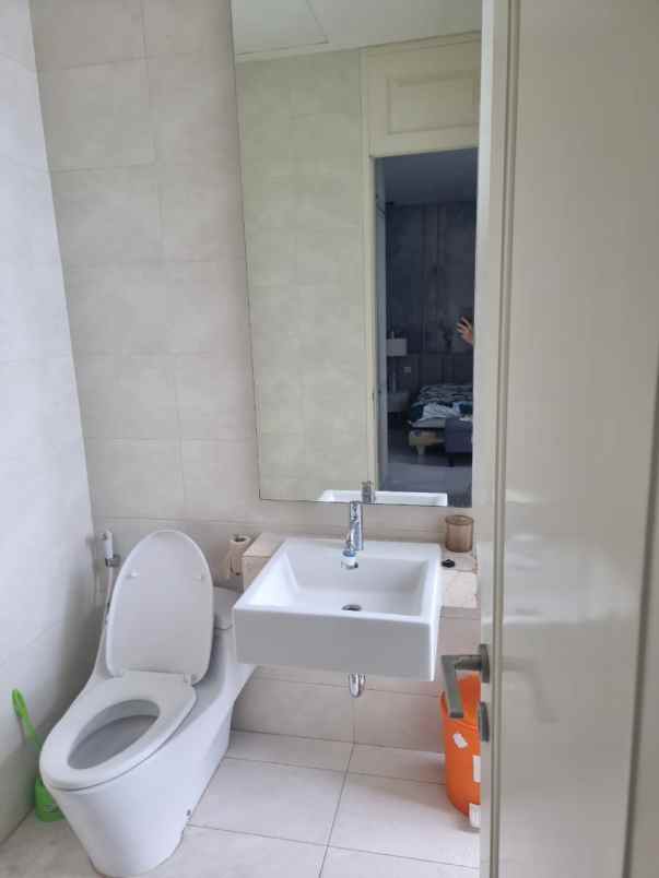 dijual rumah grand pakuwon