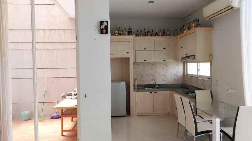 dijual rumah jalan pakuwon indah