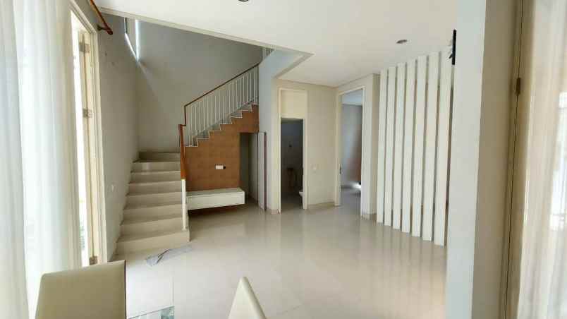 dijual rumah jalan pakuwon indah