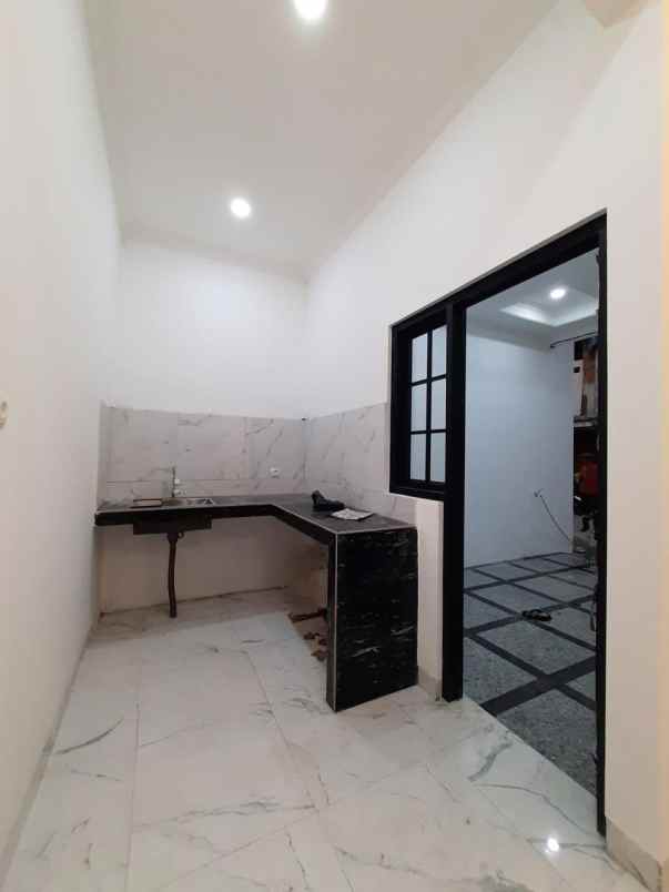 dijual rumah jalan raya kukusan beji depok