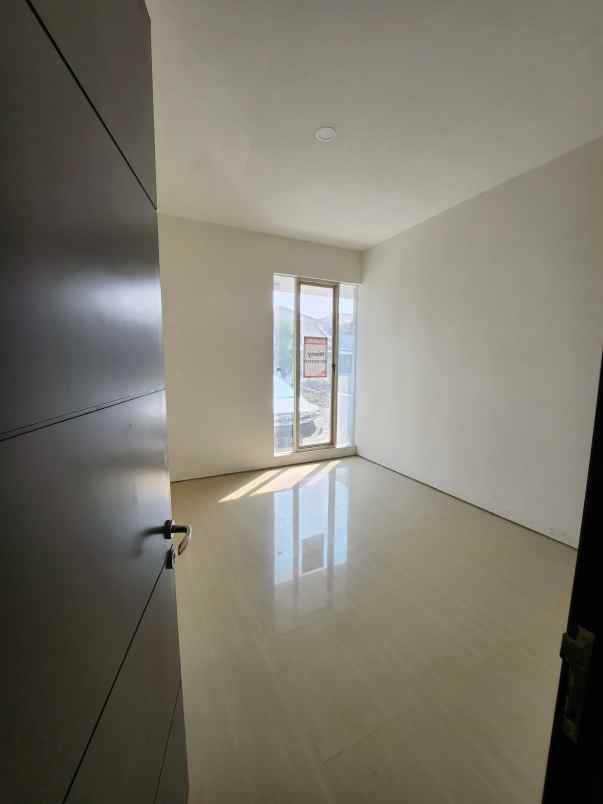 dijual rumah jalan south emerald