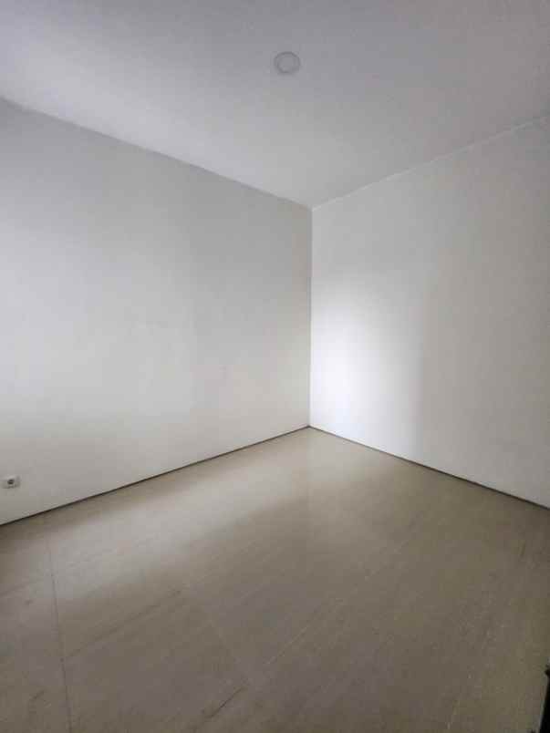 dijual rumah jalan south emerald
