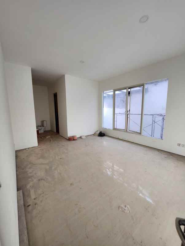 dijual rumah jalan south emerald