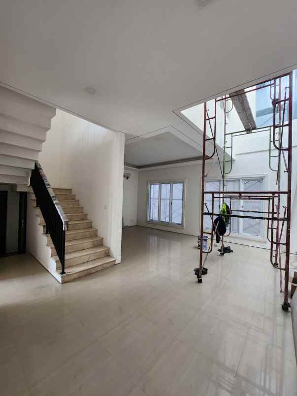 dijual rumah jalan south emerald