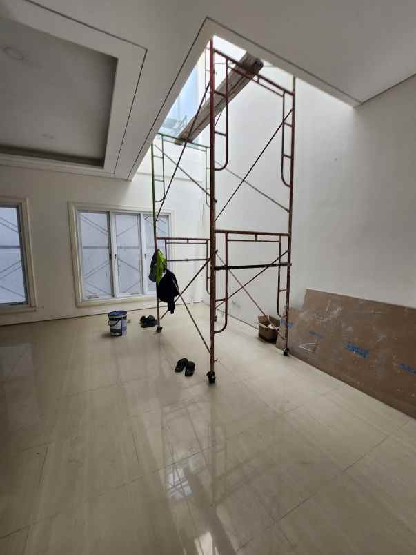 dijual rumah jalan south emerald