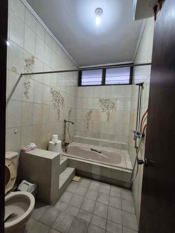 dijual rumah jl flamboyan karet