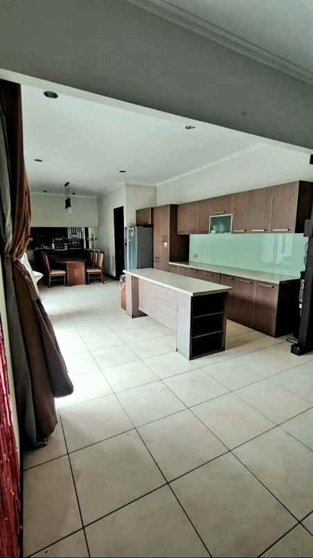 dijual rumah jl kotabaru parahyangan