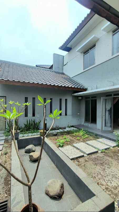 dijual rumah jl kotabaru parahyangan