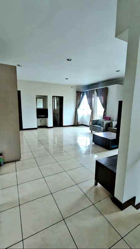 dijual rumah jl kotabaru parahyangan