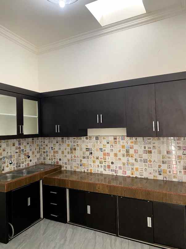 dijual rumah jl paus