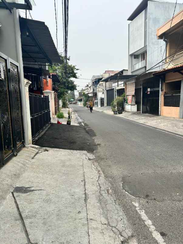 dijual rumah johar baru