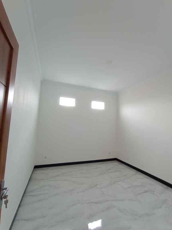 dijual rumah kadirojo purwomartani