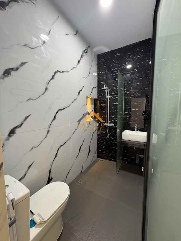 dijual rumah komplek banyan tree jalan