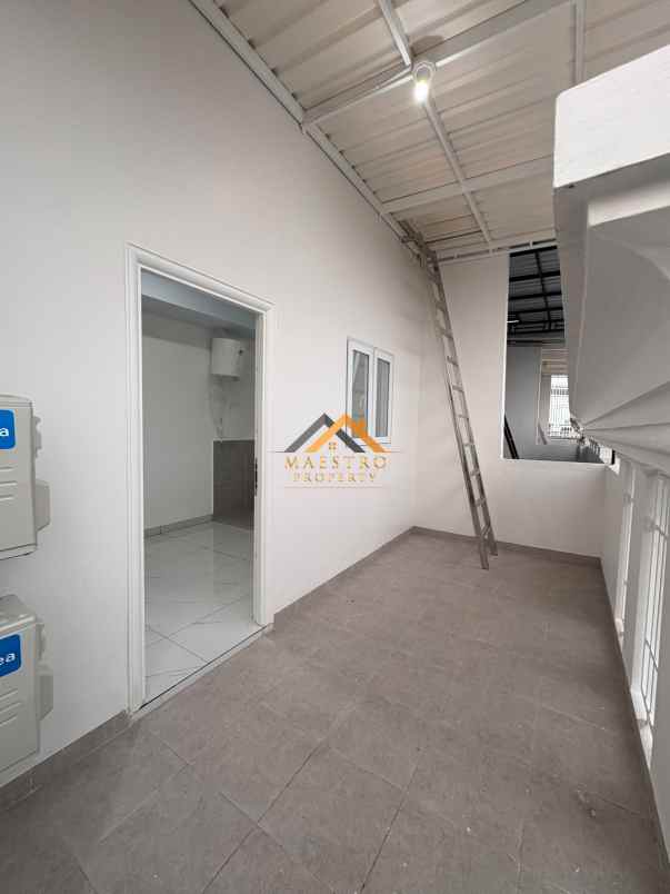 dijual rumah komplek banyan tree jalan