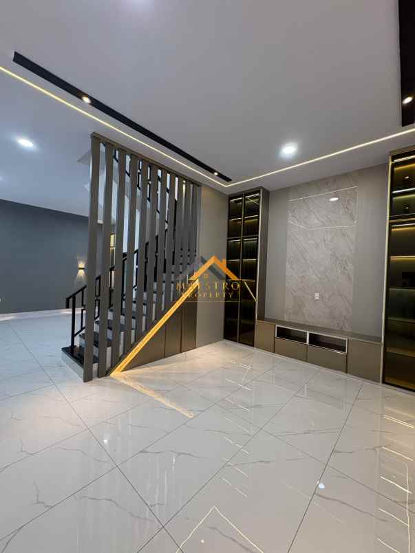 dijual rumah komplek banyan tree jalan