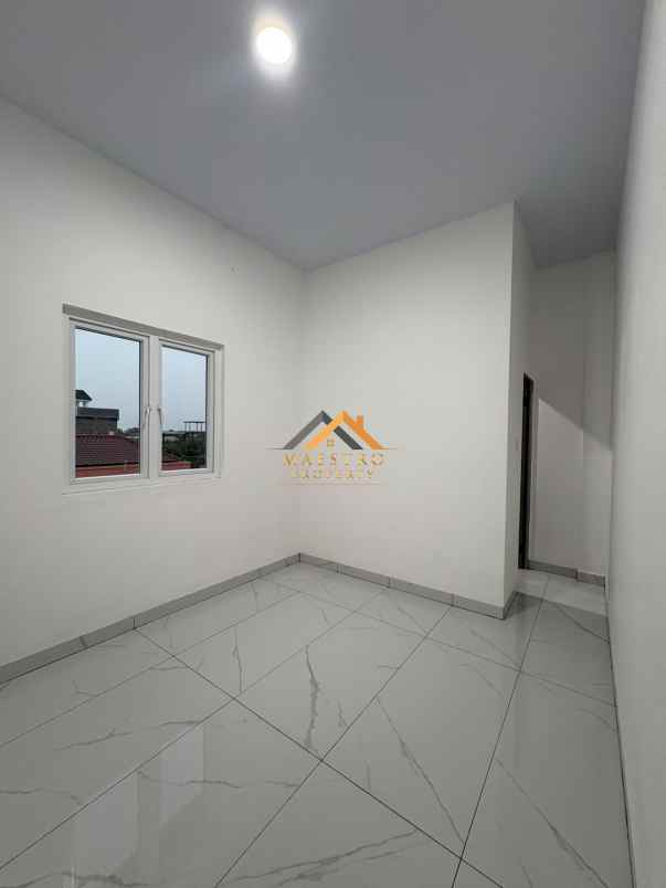 dijual rumah komplek banyan tree jalan