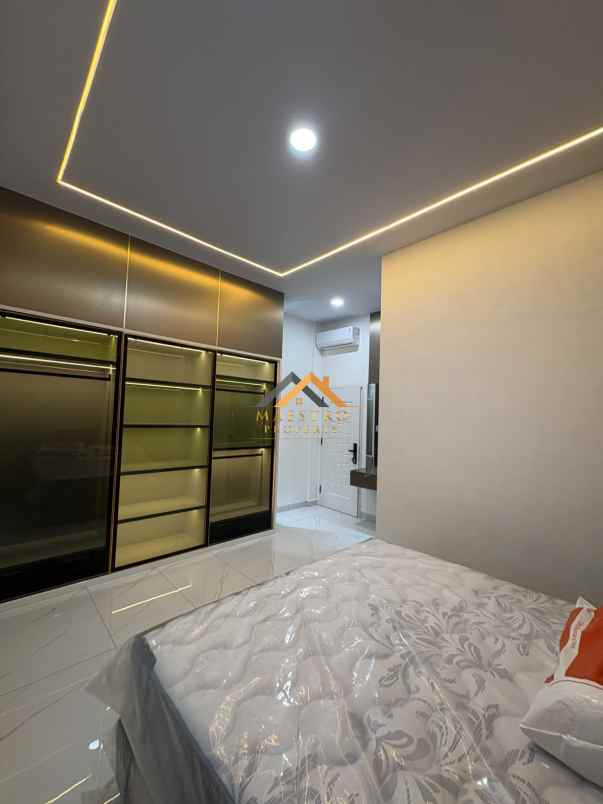 dijual rumah komplek banyan tree jalan