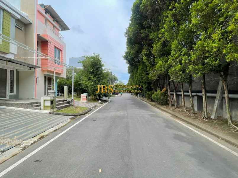 dijual rumah komplek citraland gama