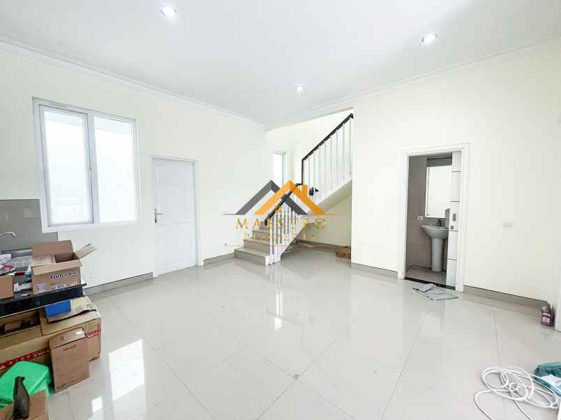 dijual rumah komplek citraland gama