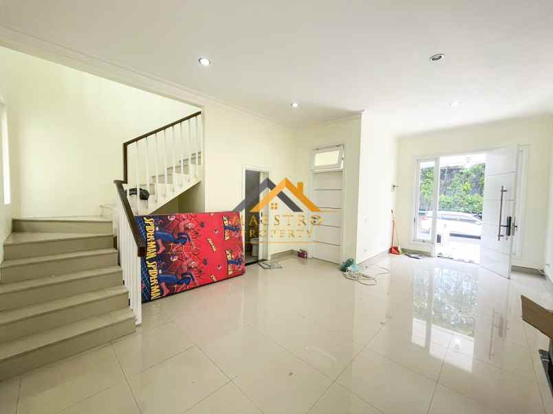 dijual rumah komplek citraland gama