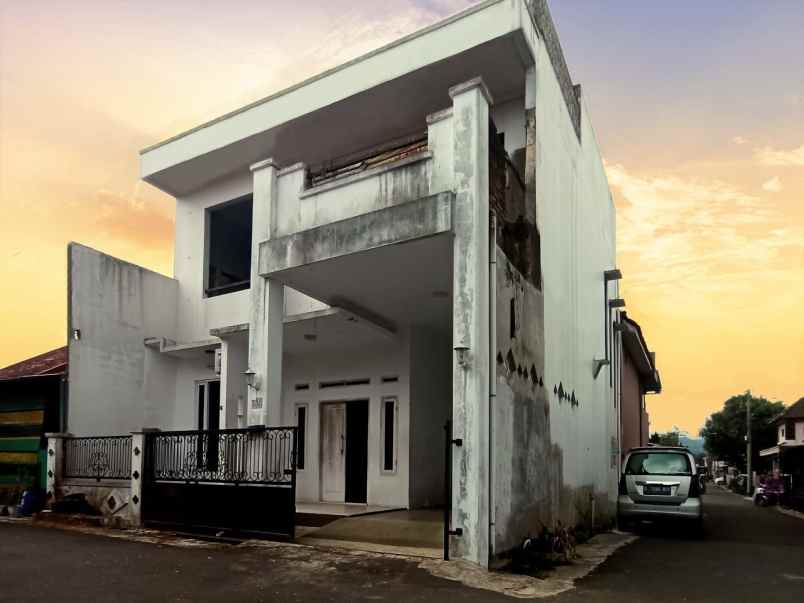 dijual rumah komplek perumahan