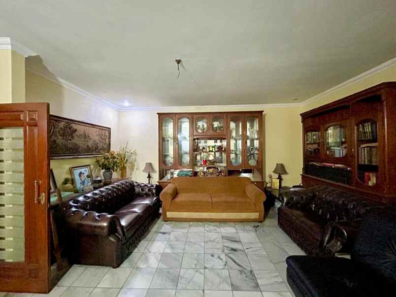 dijual rumah komplek taman sari persada