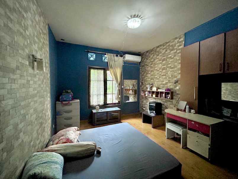 dijual rumah komplek taman sari persada