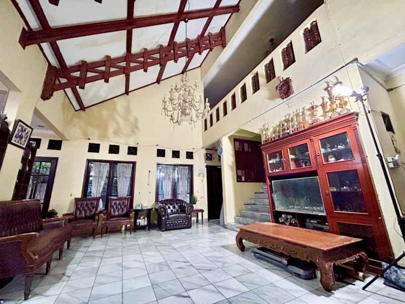 dijual rumah komplek taman sari persada