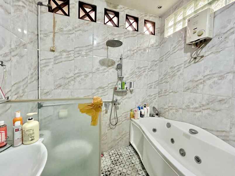 dijual rumah komplek taman sari persada