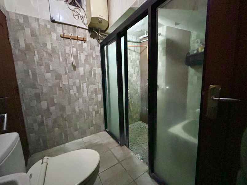 dijual rumah komplek taman sari persada