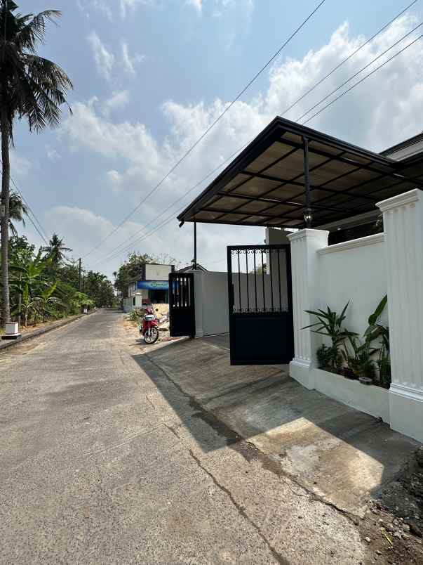 dijual rumah kruwet moyudan