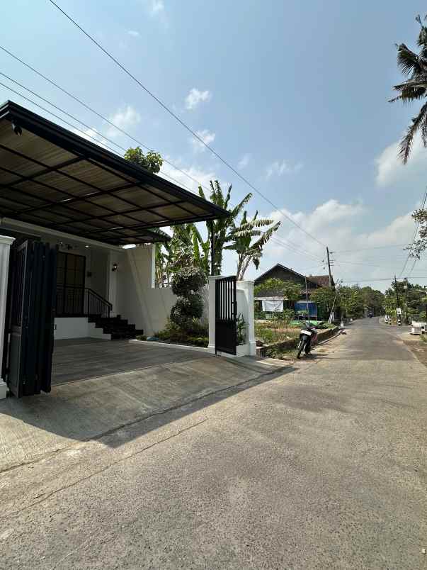 dijual rumah kruwet moyudan
