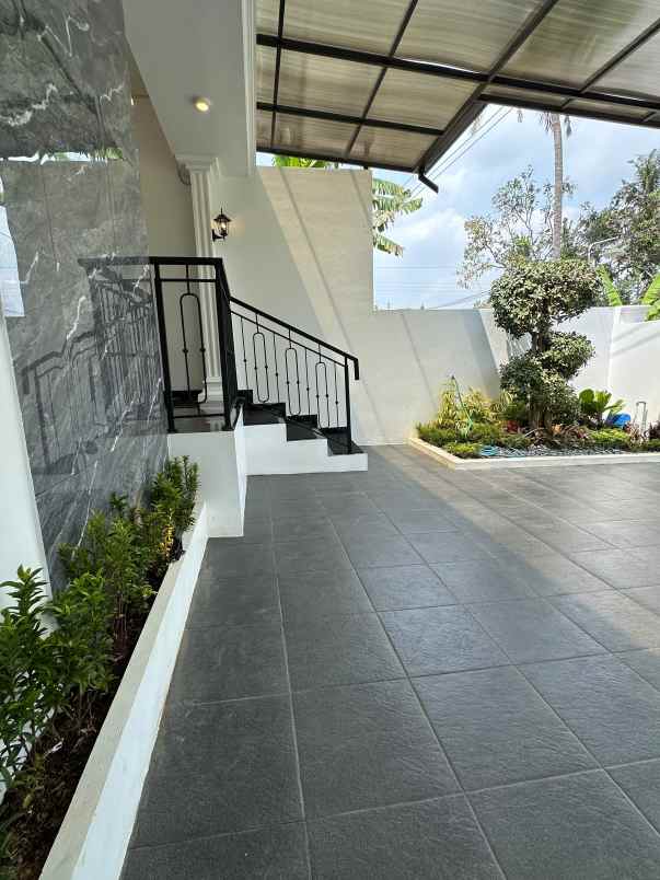 dijual rumah kruwet moyudan