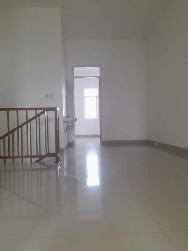 dijual rumah kutisari indah