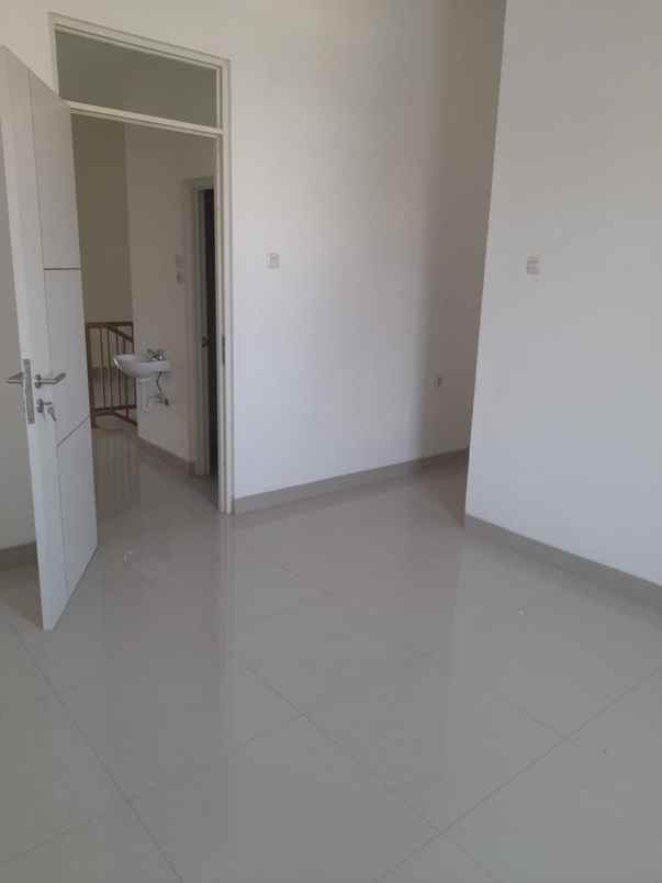 dijual rumah kutisari indah