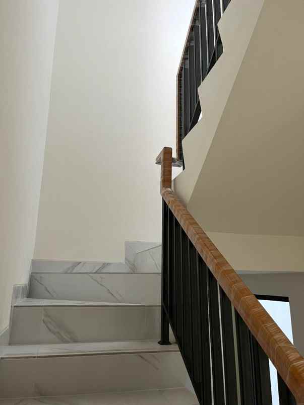 dijual rumah lavon 2 swan city cikupa