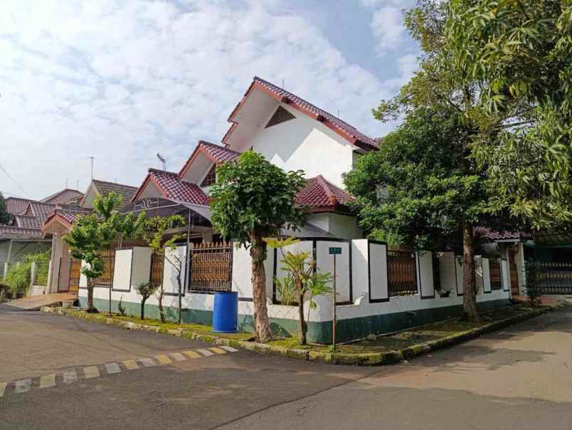 dijual rumah luas di hook pancoran mas depok