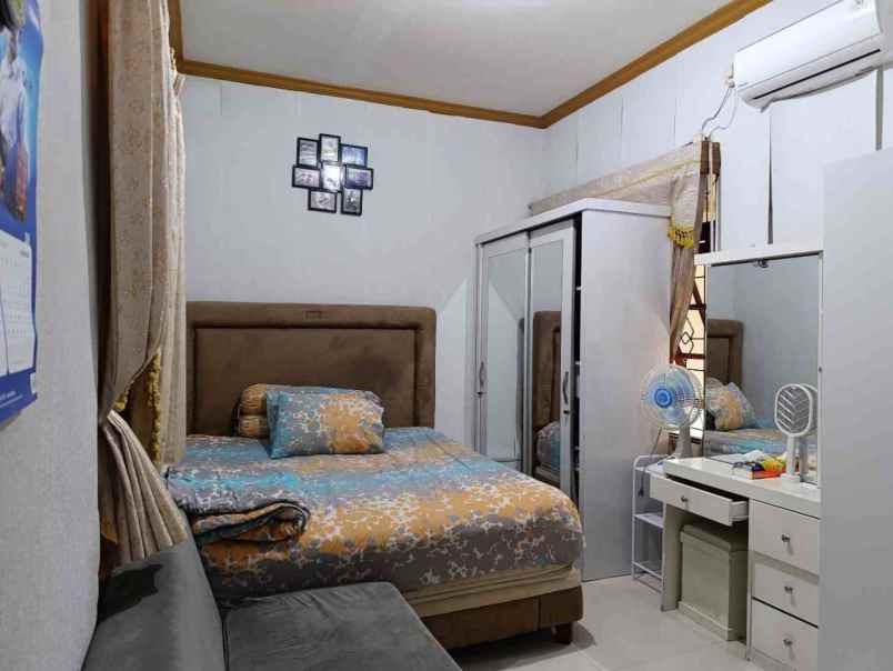 dijual rumah luas di hook pancoran mas depok