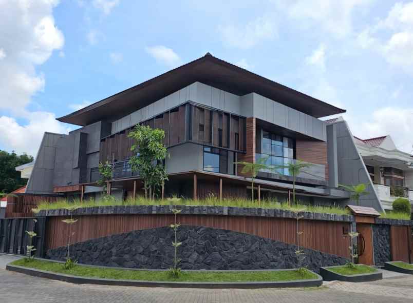 dijual rumah manyar
