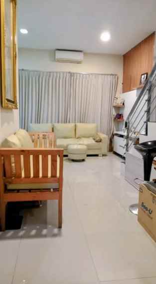 dijual rumah manyar indah