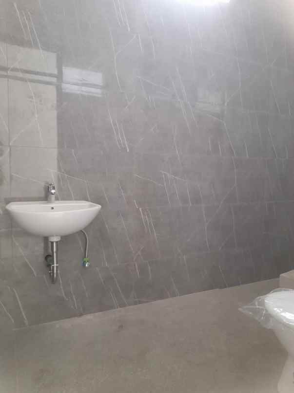 dijual rumah manyar tirtoyoso